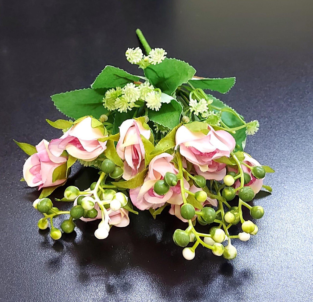 Buchet Elegant cu Trandafiri Roz și Verdeață – 9 Flori din Material Textil